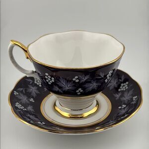 Gorgeous Royal Albert Bone China Chateau série RouenTeacup with Saucer